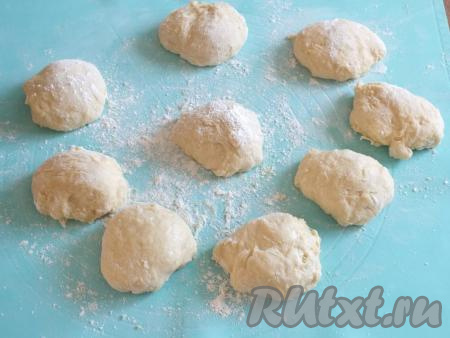 Расскажу, какие вкусные булочки можно сделать из ночного дрожжевого теста. Так как тесто имеет липковатую консистенцию, руки и стол не забывайте натирать мукой. Разделите тесто на 8-9 частей.