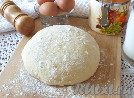 Ночное дрожжевое тесто готово к разделке.
