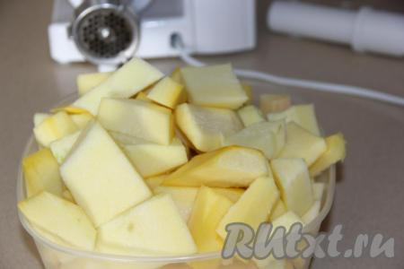 Кабачки вымыть, очистить от шкурки, если семечки крупные, их нужно удалить. 2 килограмма подготовленных кабачков нарезать на кусочки.