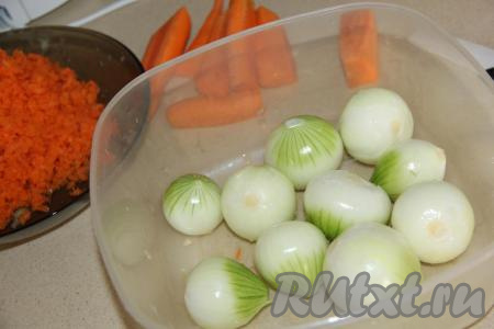 Затем пропустить через мясорубку очищенные луковицы.