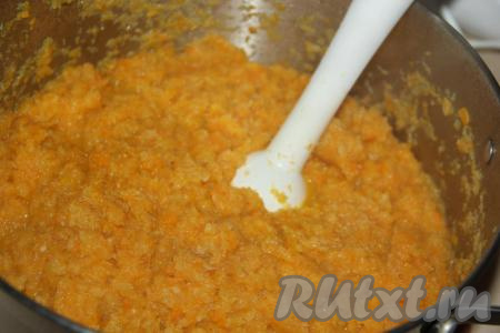 Снять кастрюлю с огня и пробить кабачковую массу погружным блендером.