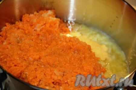 Овощи (морковь, кабачки и лук), пропущенные через мясорубку, выложить в большую кастрюлю.
