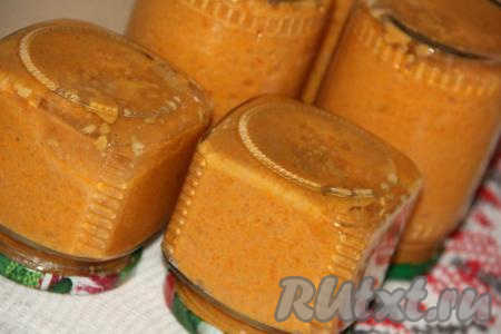 Перевернуть банки с икрой вверх дном и, тщательно укутав (я укутала в одеяло), дать им полностью остыть. 