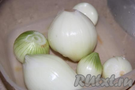 Лук очистить от шелухи, промыть и тоже отправить в мясорубку.