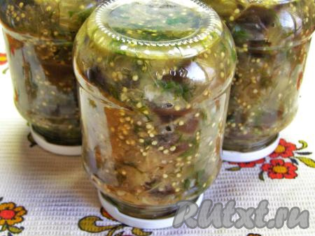 Закрываем банки с баклажанами в маринаде прокипячёнными крышками, переворачиваем вверх дном и оставляем в таком виде до остывания. У герметично закрытых банок середина крышечки должна быть втянута внутрь.