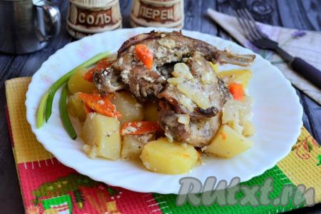 Кролик с картошкой и сметаной в духовке 