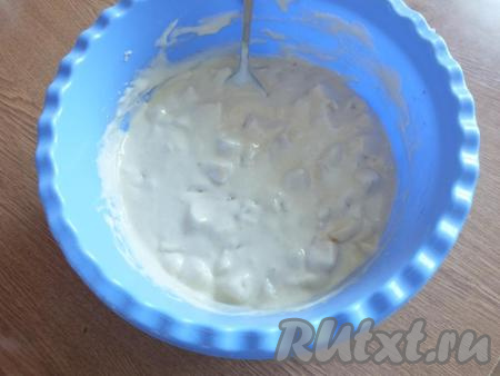 Хорошо перемешайте ложкой, чтобы кусочки яблок и груш равномерно распределились по всему тесту.