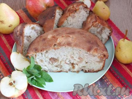 Шарлотку с яблоками и грушами можно подавать как слегка тёплой, так и полностью охлаждённой. Пирог получается высоким, пышным, нежным, сладким, с ярким фруктовым вкусом. Берите рецепт шарлотки на заметку и радуйте своих близких!