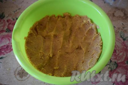 Густоту и клейкость массы регулируйте молоком, добавив его при необходимости. В итоге у нас должна получиться однородная, плотная масса, которая в дальнейшем и станет основой для торта.
