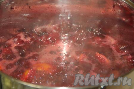 Поместить ягоды крыжовника, лимон и апельсин в кастрюлю с толстым дном, поставить на небольшой огонь. Перемешивая, довести до кипения, ягоды дадут сок. Проварить в течение 15 минут на среднем огне, периодически помешивая.