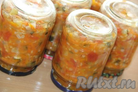 Разложить горячую заправку для рассольника по банкам и закрутить крышками, перевернуть кверху дном, поставив баночки на крышки, хорошо укутать в одеяло, а после полного остывания убрать в прохладное место.