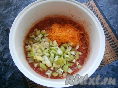 Сюда же добавить нарезанный кубиками болгарский перец и натёртую на крупной тёрке морковку.