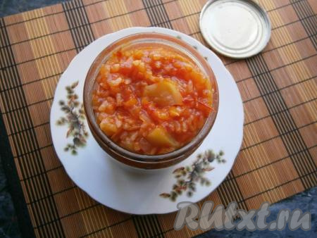 Разложить горячий салат по предварительно простерилизованным сухим баночкам.