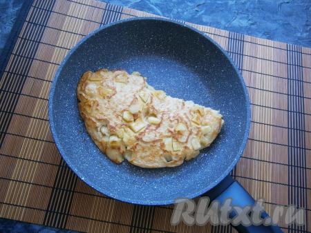 Накрыть сковороду крышкой и готовить овсяноблин с яблоком на медленном огне 4-5 минут (верх блина должен стать практически сухим). Аккуратно, с помощью лопатки, сложить блин вдвое и прогреть его ещё 1-1,5 минуты под крышкой.