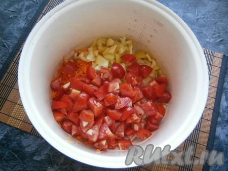 Свежие помидоры и сладкий болгарский перец, нарезанные кубиками, тоже выложить в кастрюлю (или чашу мультиварки).