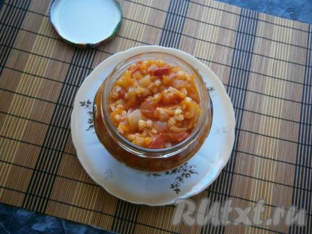 Готовый салат, горячим, выложить в банку, предварительно простерилизованную.