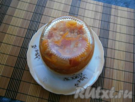 Закрутить банку заранее прокипячённой крышкой, перевернуть. Баночку с очень вкусным и сытным салатом "Завтрак туриста", приготовленным с перловкой на зиму, поместить под "шубу" (тёплое одеяло) и дать ему в таком положении полностью остыть.