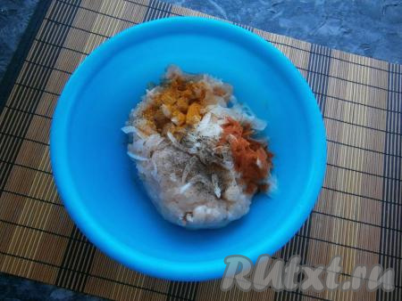 К куриному фаршу (лучше, если он будет приготовлен из филе и красного мяса курицы) добавить соль, приправу, паприку, чёрный молотый перец и нарезанный тонкими кусочками очищенный репчатый лук.
