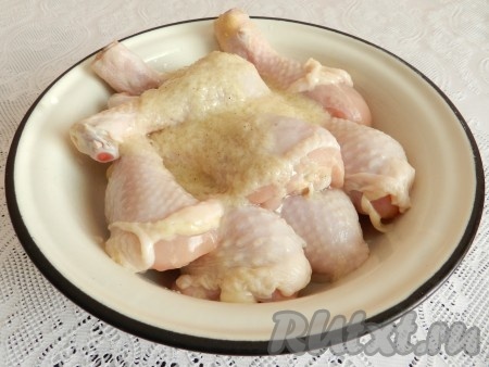 Одну столовую ложку чесночной массы отложить, остальную массу вылить на куриные голени, перемешать, накрыть крышкой и оставить на 1 час.