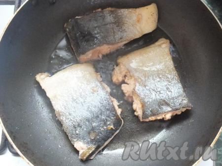 На отдельной сковороде разогрейте 4 столовые ложки растительного масла, выложите кусочки горбуши и обжарьте по 2-3 минуты с каждой стороны (до готовности доводить не нужно).