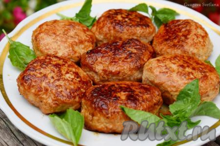 Далее снимаем котлетки со сковороды и подаём их к столу. Вкусные, ароматные и такие сочные котлеты из фарша индейки готовы! Они прекрасно подойдут к любому гарниру.