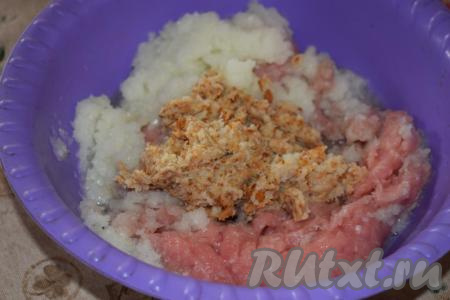 Также на мясорубке (или в блендере) измельчим батон и отправим его в миску с фаршем из индейки и луком.