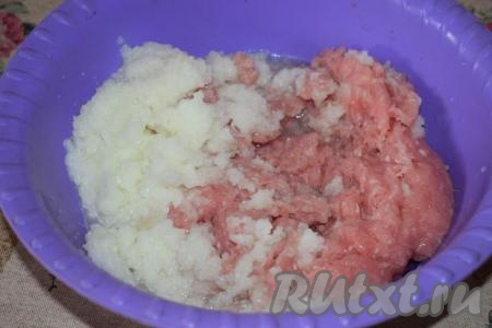 С помощью блендера (или мясорубки) измельчим лук до кашеобразного состояния и отправим к фаршу индейки.