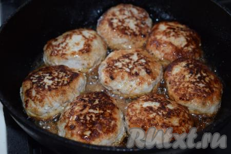 Далее снова переворачиваем котлеты на другую сторону, доливаем воду (воды нужно совсем чуть-чуть). Мы хотим получить не тушёные, а сочные жареные котлеты! Вода тут же должна закипеть.