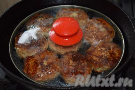 Сковороду с готовыми котлетами из индейки накрываем крышкой, выключаем огонь и даём постоять под крышкой минут 5-8.