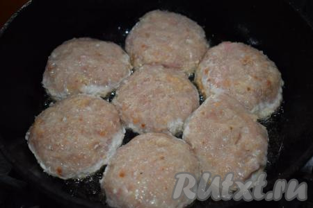 Разогреваем сковороду на среднем огне, наливаем в неё растительное масло и выкладываем наши котлеты из фарша индейки. Сначала в мою сковороду помещается 7 штук, но затем белок в мясе сжимается и котлетки немного уменьшаются в размере, поэтому я докладываю ещё одну котлету.