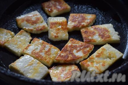 Жареный адыгейский сыр снимаем со сковороды и даём ему остыть пару минут.