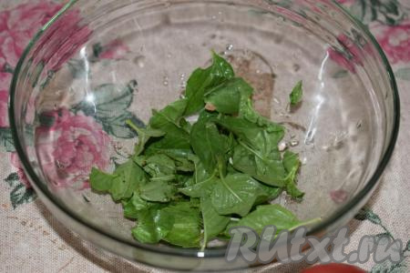 На дно салатника кладём порванные на кусочки листочки базилика.
