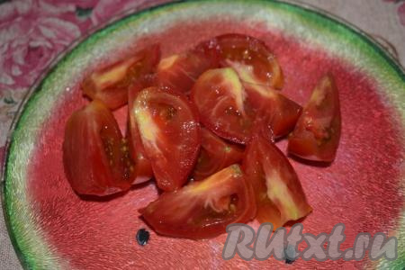 Помидоры нарезаем на дольки. Лук режем полосками.