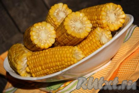 Вот так просто можно сварить вкусную, сочную, нежную кукурузу в початках в мультиварке. Перед подачей посыпьте кукурузу солью. Уверена, приготовив по этому рецепту, вы точно не разочаруетесь!