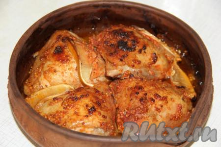 Поставить форму с курицей с лимоном в разогретую духовку и запекать минут 45 при температуре 220 градусов.