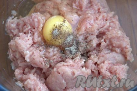 В смесь свиного фарша и лука добавить сырое яйцо, соль, специи по вкусу (я добавила молотый чёрный перец), перемешать.