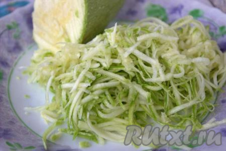 Кабачок лучше использовать молодой (с тонкой кожицей и мелкими семенами). Если у вас кабачок с жестковатой кожицей и крупными семенами, тогда необходимо снять кожицу и удалить семена. Кабачок натереть на средней тёрке. Для приготовления котлет потребуется 250 грамм натёртого кабачка.