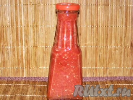 Такую (не варёную) аджику тоже можно есть, я обычно переливаю немного сырой аджики в бутылочку. Сырая аджика получается острее варёной, но хранится в холодильнике недолго (не больше недели).