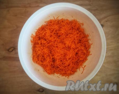 Натираем очищенную морковь на мелкой тёрке (нам понадобится 400 грамм натёртой морковки) и отжимаем лишний сок. Для приготовления манника потребуется только отжатая морковная масса. Можно также использовать выжимку моркови после приготовления морковного сока в соковыжималке.