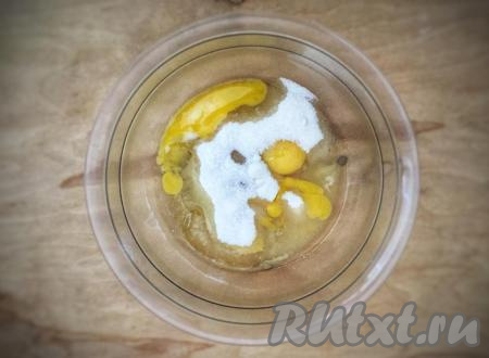Яйца взбиваем с сахаром миксером до увеличения массы в два раза.