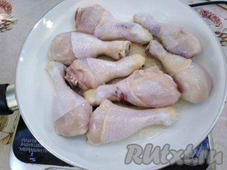 Я для этого блюда взяла куриные ножки, но можно приготовить жаркое из любых частей курицы. Ножки сначала промываем под струёй холодной воды, после просушиваем от влаги, добавляем 1 чайную ложку соли. Втираем соль в кусочки курицы. Выкладываем ножки (или другие части курочки) на сковороду, разогретую с растительным маслом и обжариваем на среднем огне с одной стороны в течение 4 минут (до лёгкой румяности), затем переворачиваем кусочки курицы и жарим с другой стороны минут 5. Также можно пожарить всё и в мультиварке на функции "Жарка".