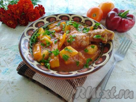 Жаркое из курицы с картошкой подать к столу горячим, дополнив свежими овощами. Благодаря тому, что блюдо готовилось в мультиварке, оно получается необыкновенно вкусным, напоминающим томлёное в печи.