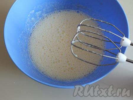 Миксером взбейте яйца с сахаром в пышную пену.