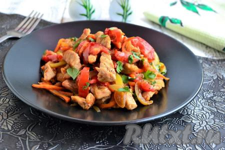 Тёплый салат со свининой и овощами