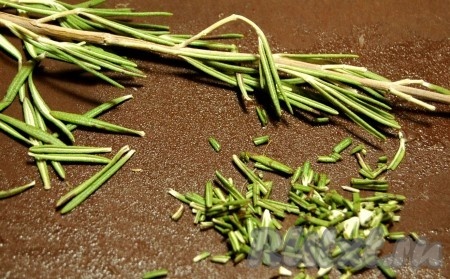 Приготовить свежий розмарин, листики (иголочки) оторвать от стеблей и мелко нарезать.