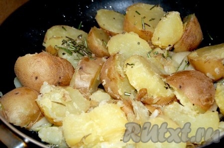 Нарезанные картофель и розмарин добавить в сковороду с луком и чесноком.