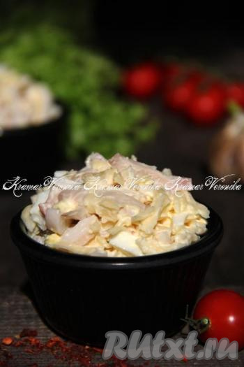 Салат с кальмарами, сыром и чесноком