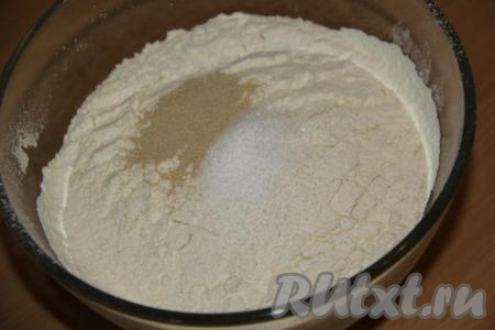 В глубокую миску просеять муку, добавить соль и дрожжи.