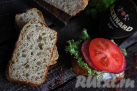 Хлебушек нарезать на кусочки и подать к столу в качестве дополнения к различным блюдам. Хлеб, замешанный на пиве, получается аппетитным, с тонкой корочкой, он прекрасно режется. Посмотрите, какие дырочки в мякише получились. 