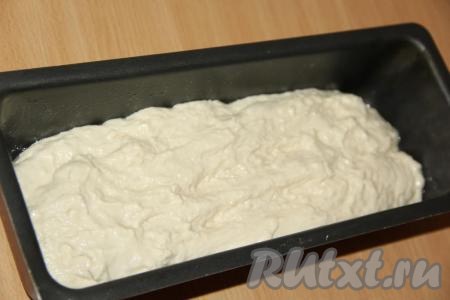 Форму для выпечки смазать растительным маслом, выложить тесто. Тесто осядет. Накрыть форму с тестом пищевой плёнкой и оставить на 2 часа в тёплом месте.